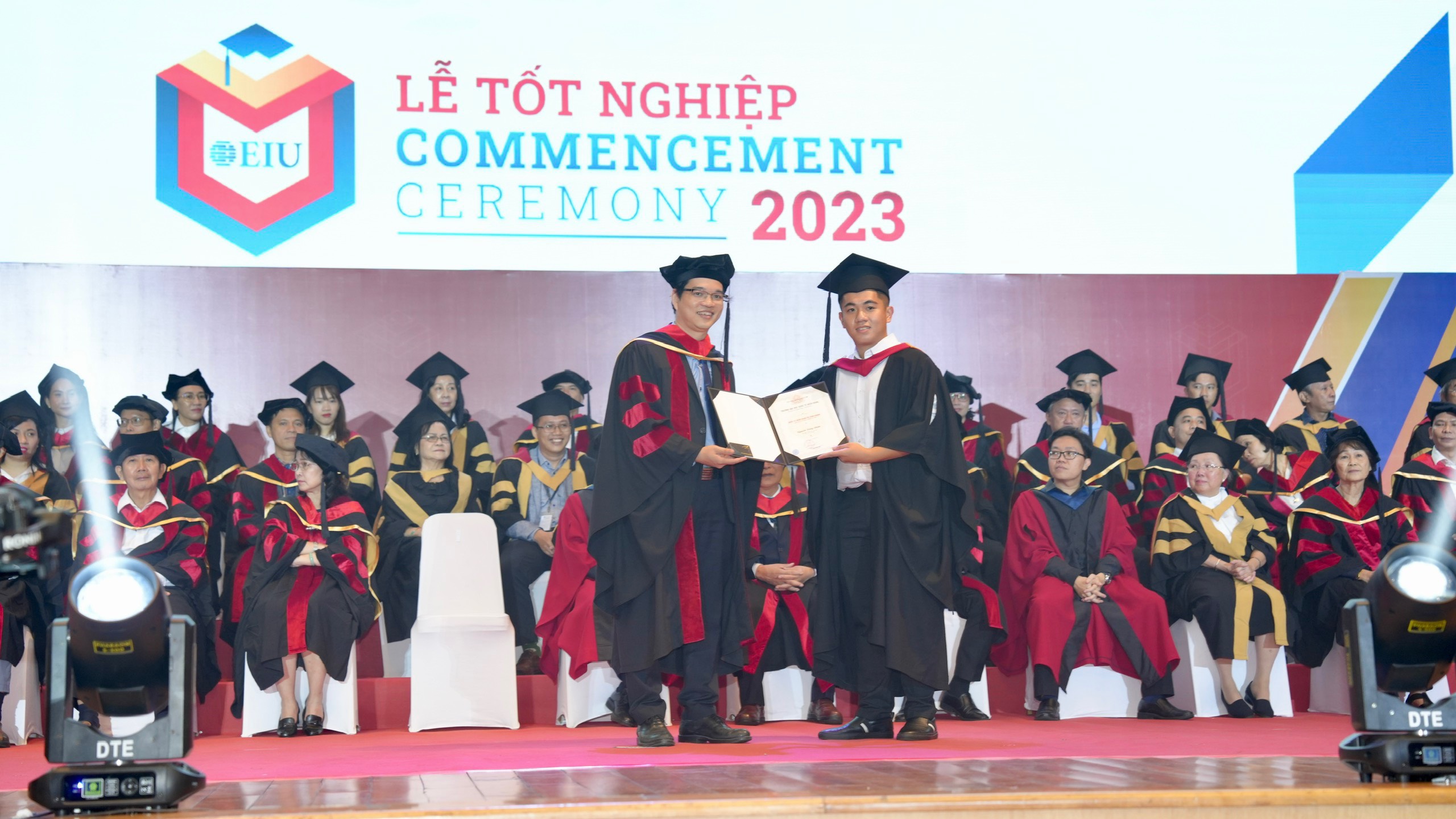 Lãnh đạo Trường Đại học Quốc tế Miền Đông trao bằng cho sinh viên tốt nghiệp năm 2023.